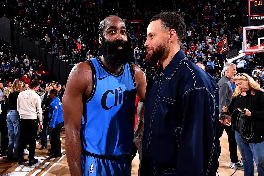 爱游戏正版游戏下载中心 哈登在湖人比赛中大胜，出色防守引发热议！